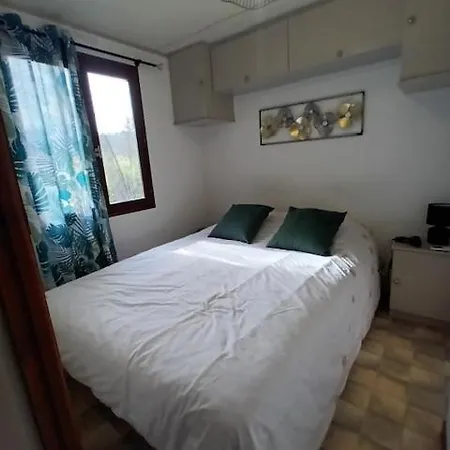 Mobil Dans Petit Coin Tranquille Kemping Fréjus